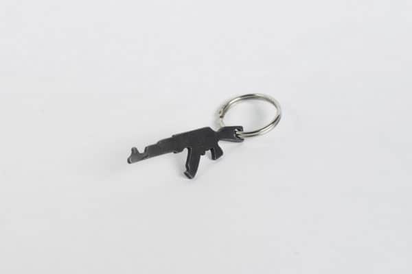 Kovaný prívesok - otvárak zbrane typu AK-47 uchopený na kľúčovom krúžku